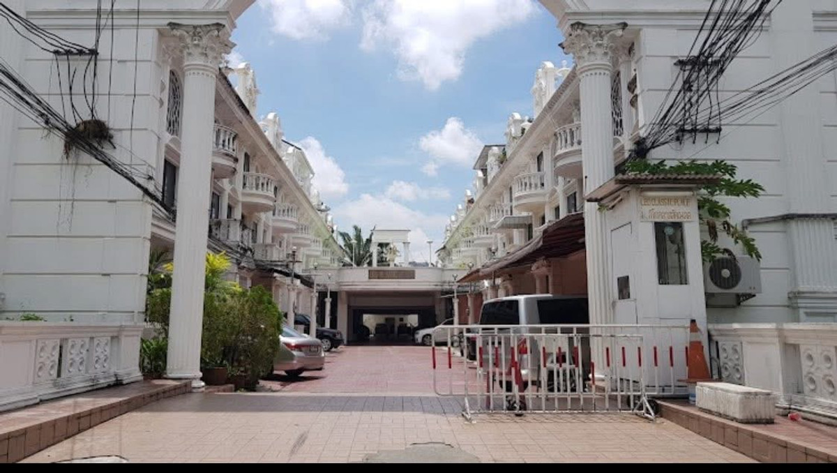 ให้เช่าทาวน์โฮมสุขุมวิท อโศก ทองหล่อ : ให้เช่าทาวน์โฮม 4 ชั้น มบ. Leo Classic Place ทองหล่อ 49 ใกล้ห้าง EmQuartier และรถไฟฟ้า BTS พร้อมพงษ์ 