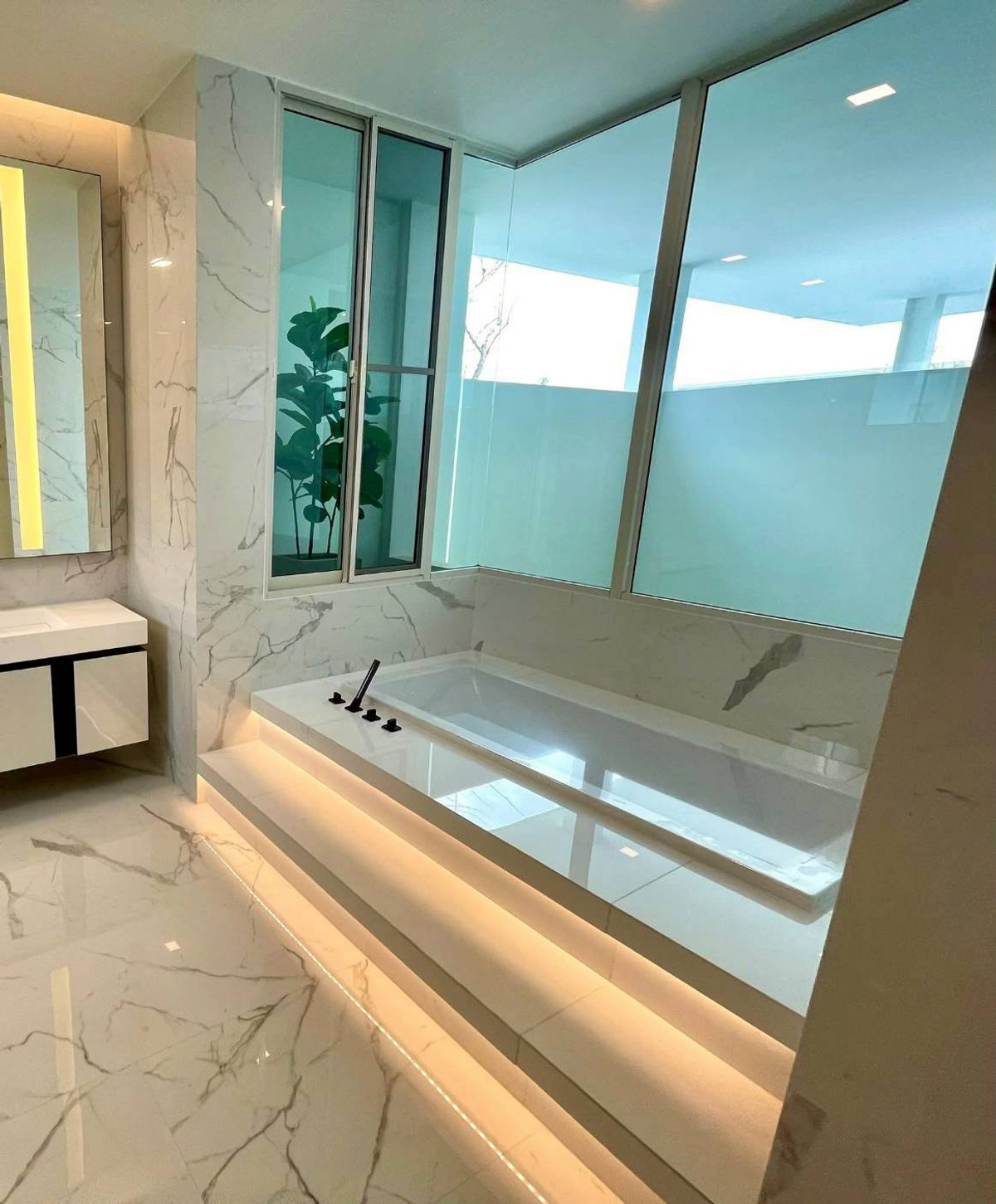 For RentHouseYothinpattana,CDC : VIVE Ekkamai–Ramintra 3-Storey Detached House with Lift for Rent, Fully Furnished Please call: 062-496-6454