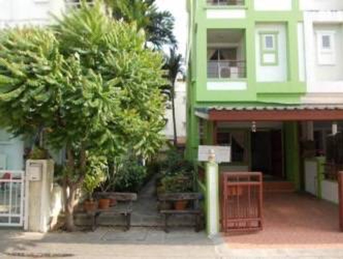 For RentTownhomeLadprao101, Happy Land, The Mall Bang Kapi : Townhouse for rent Happyland Grandville 101 near Crystal Design Center (CDC): only 6 minutes.
