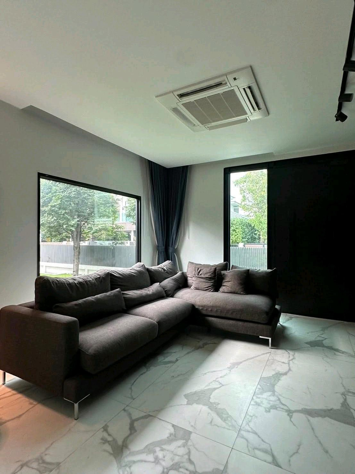 For RentHousePattanakan, Srinakarin : ✨ Krungthep Kreetha Zone A brand new house. Never been rented. Decorated in a modern, luxurious style. Comfortable to live in. Ready to move in immediately.