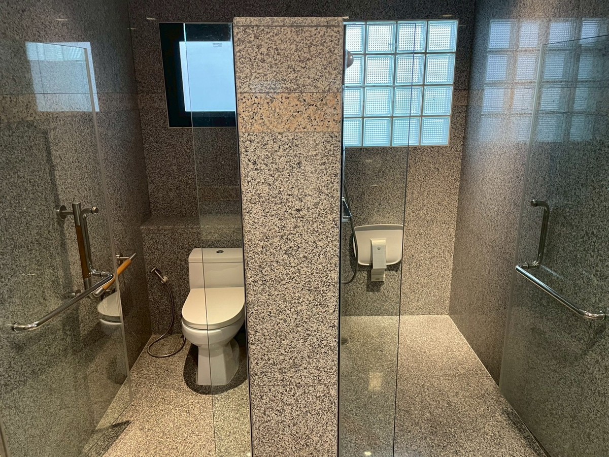 ให้เช่าคอนโดวิทยุ ชิดลม หลังสวน : For rent family Condo in Ploenchit area!🔥 3+1 bedroom with spacious 240 sq.m fully furnished near BTS Chidlom and Velaa 