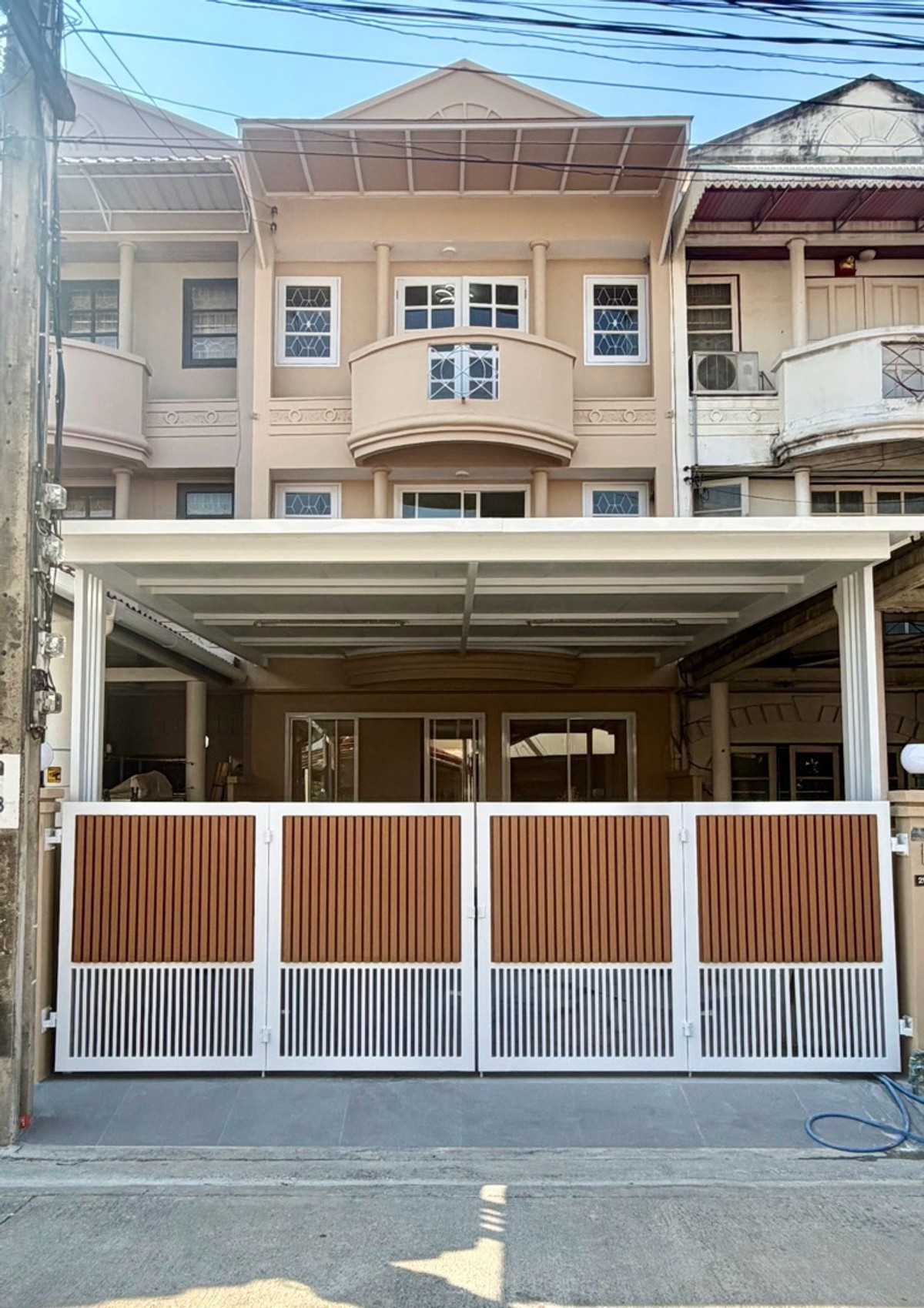 For SaleTownhomeChokchai 4, Ladprao 71, Ladprao 48, : Ready to move in. Inside the house is very beautiful. The house is airy and comfortable, good location, near Lat Phrao 71 BTS station.