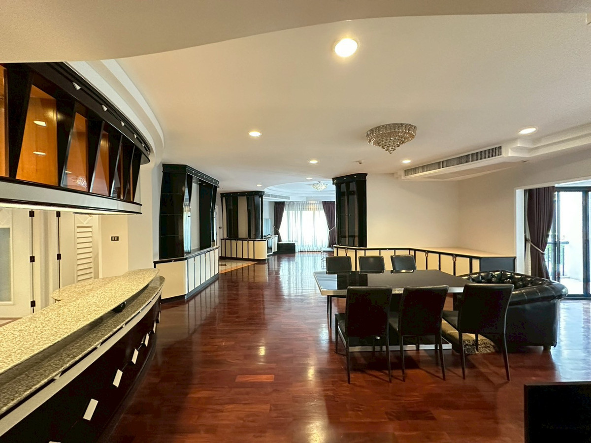 ให้เช่าคอนโดวิทยุ ชิดลม หลังสวน : For rent family Condo in Ploenchit area!🔥 3+1 bedroom with spacious 240 sq.m fully furnished near BTS Chidlom and Velaa 