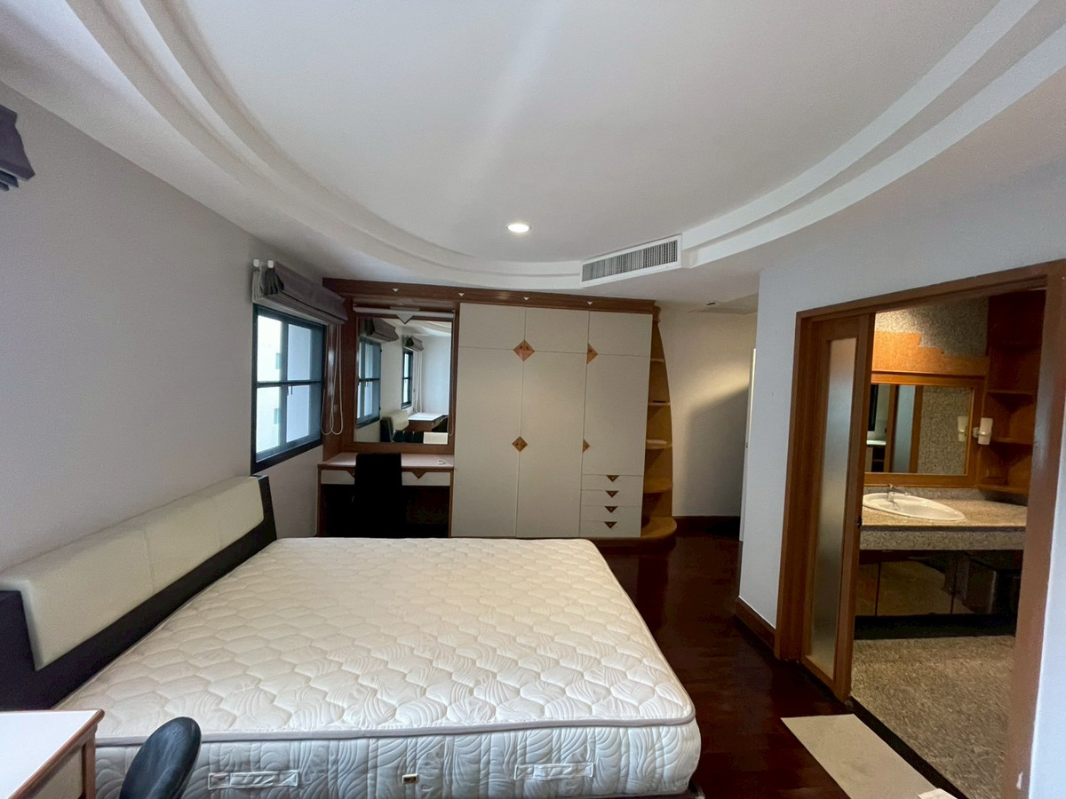 ให้เช่าคอนโดวิทยุ ชิดลม หลังสวน : For rent family Condo in Ploenchit area!🔥 3+1 bedroom with spacious 240 sq.m fully furnished near BTS Chidlom and Velaa 