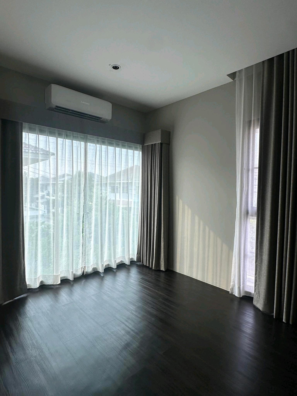 For RentHousePattanakan, Srinakarin : ✨ Krungthep Kreetha Zone A brand new house. Never been rented. Decorated in a modern, luxurious style. Comfortable to live in. Ready to move in immediately.