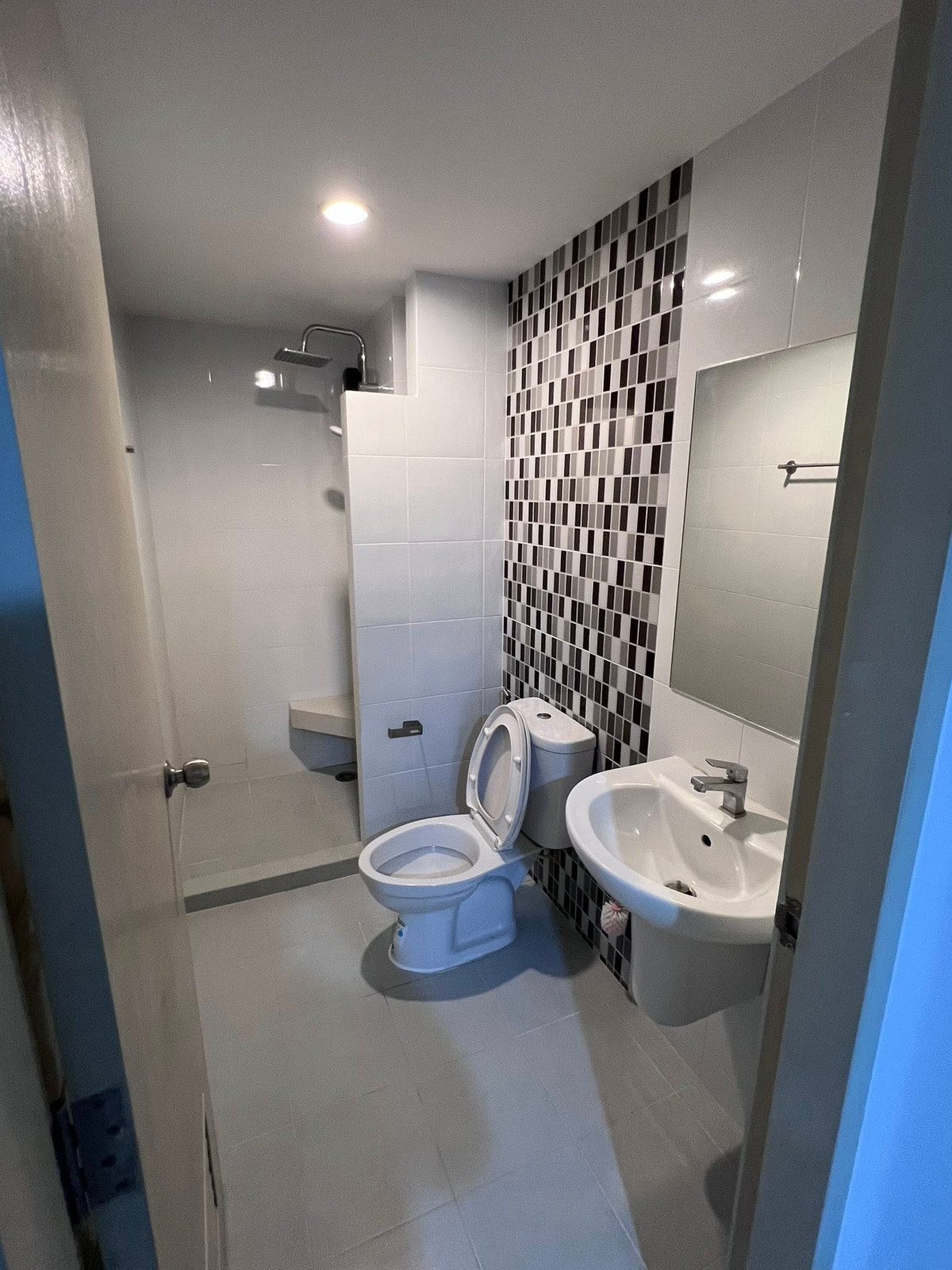 For RentCondoSamut Prakan,Samrong : For Rent 🔥 The Kith Sukhumvit 113 🔥 Fully furnished and equipped with appliances. Near BTS Samrong.