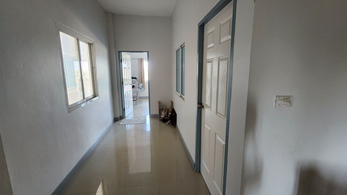 For SaleShop HouseCha-am Phetchaburi : 95641 - Cha-am commercial building for sale, good location next to 4 lane road.