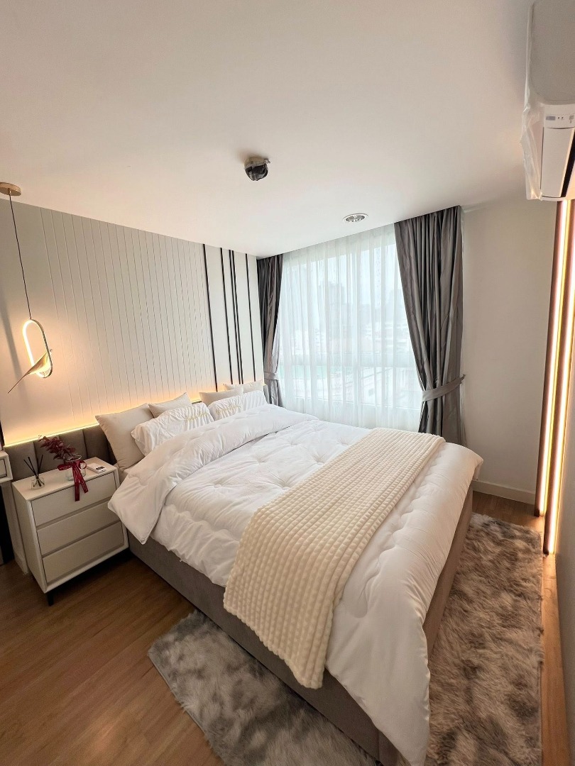 For RentCondoRatchadapisek, Huaikwang, Suttisan : 🔥For Rent Now🔥 The Kris Ratchada 17. Spacious room, fully furnished, ready to move in. Near MRT Sutthisan.