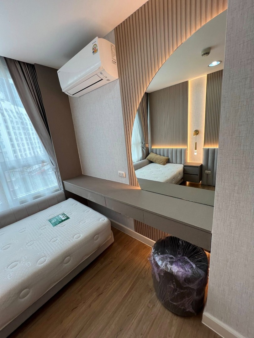 For RentCondoRatchadapisek, Huaikwang, Suttisan : 🔥For Rent Now🔥 The Kris Ratchada 17. Spacious room, fully furnished, ready to move in. Near MRT Sutthisan.