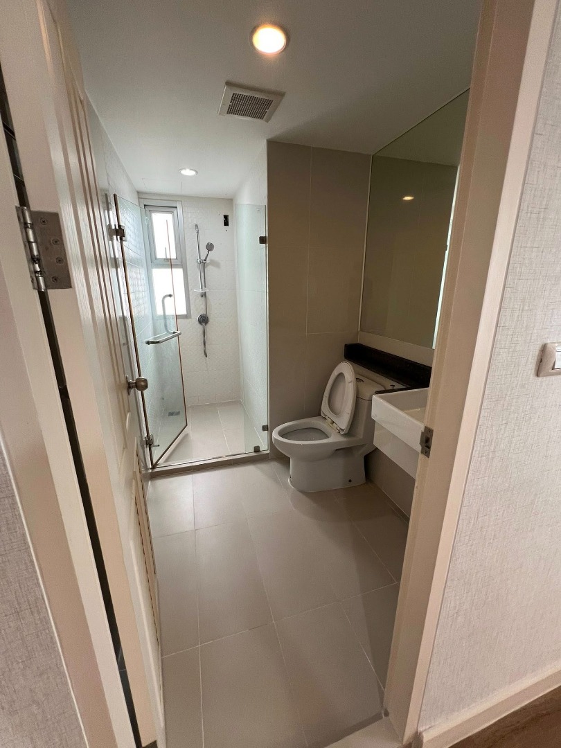 For RentCondoRatchadapisek, Huaikwang, Suttisan : 🔥For Rent Now🔥 The Kris Ratchada 17. Spacious room, fully furnished, ready to move in. Near MRT Sutthisan.