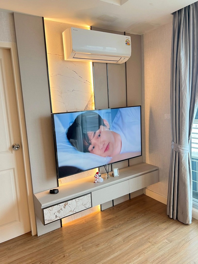 For RentCondoRatchadapisek, Huaikwang, Suttisan : 🔥For Rent Now🔥 The Kris Ratchada 17. Spacious room, fully furnished, ready to move in. Near MRT Sutthisan.