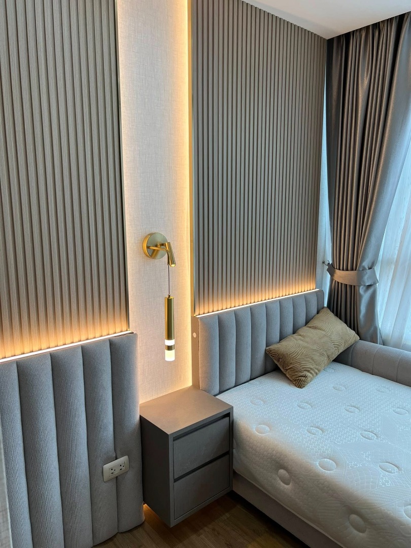 For RentCondoRatchadapisek, Huaikwang, Suttisan : 🔥For Rent Now🔥 The Kris Ratchada 17. Spacious room, fully furnished, ready to move in. Near MRT Sutthisan.