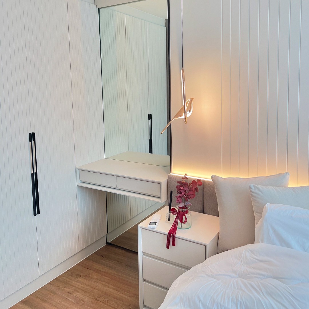 For RentCondoRatchadapisek, Huaikwang, Suttisan : 🔥For Rent Now🔥 The Kris Ratchada 17. Spacious room, fully furnished, ready to move in. Near MRT Sutthisan.