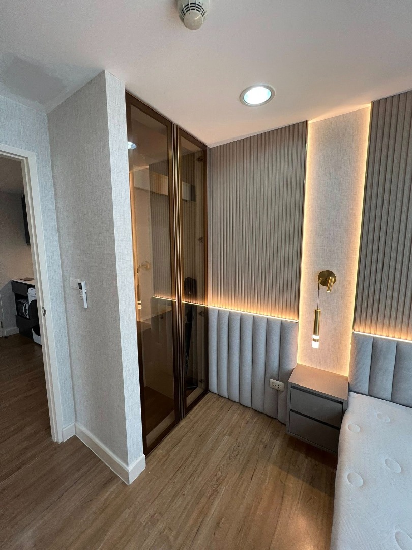 For RentCondoRatchadapisek, Huaikwang, Suttisan : 🔥For Rent Now🔥 The Kris Ratchada 17. Spacious room, fully furnished, ready to move in. Near MRT Sutthisan.