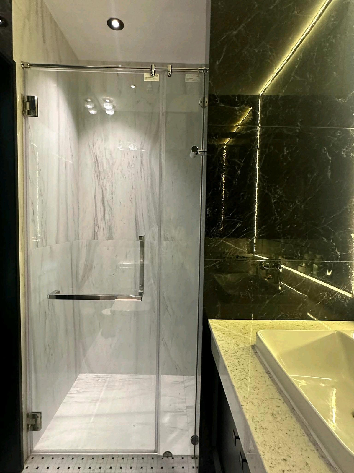 For RentHousePattanakan, Srinakarin : ✨ Krungthep Kreetha Zone A brand new house. Never been rented. Decorated in a modern, luxurious style. Comfortable to live in. Ready to move in immediately.