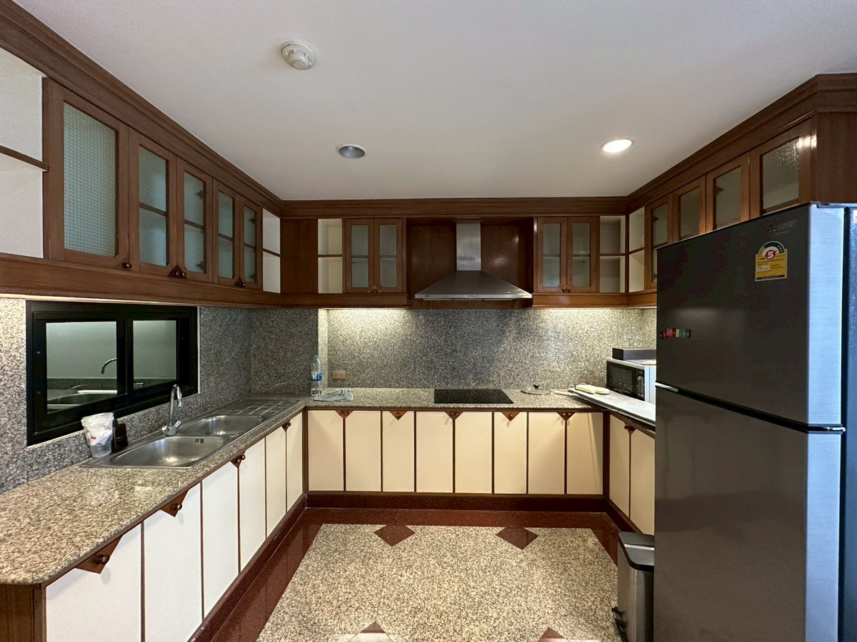 ให้เช่าคอนโดวิทยุ ชิดลม หลังสวน : For rent family Condo in Ploenchit area!🔥 3+1 bedroom with spacious 240 sq.m fully furnished near BTS Chidlom and Velaa 