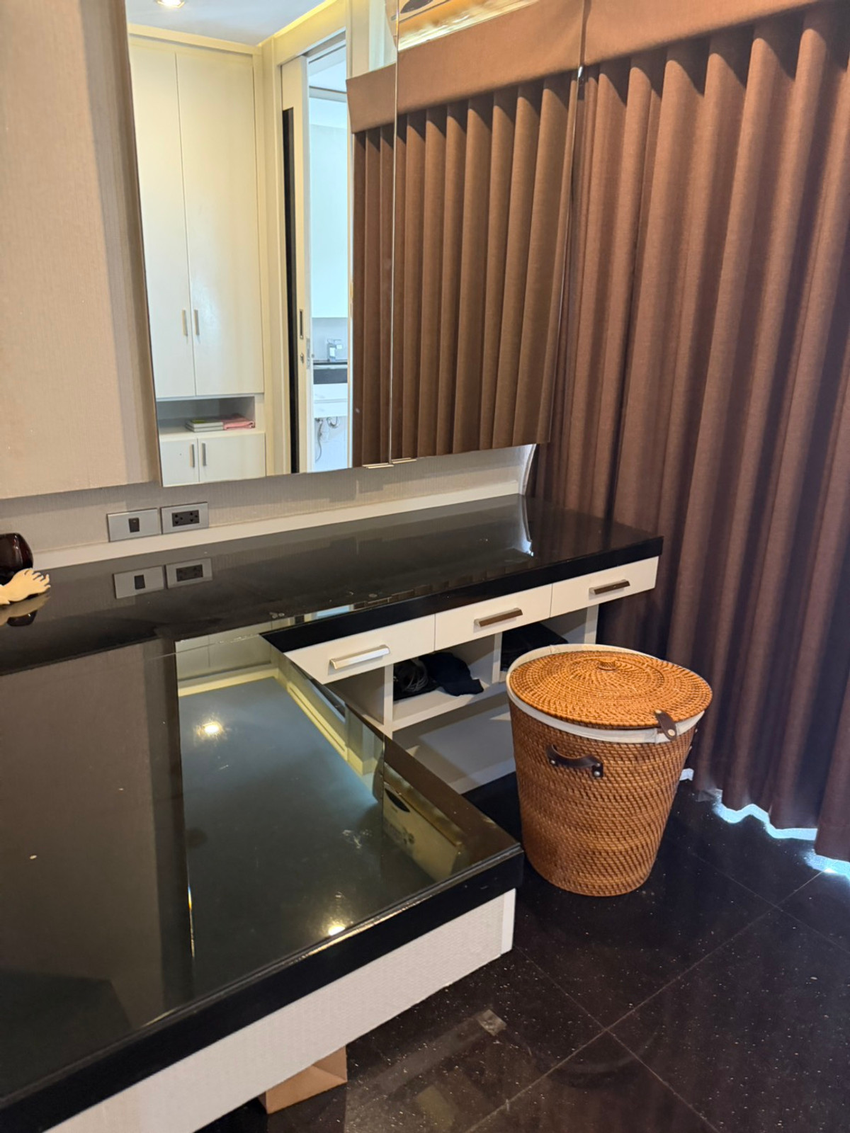 For RentCondoPattanakan, Srinakarin : Luxury condo for rent, Supalai Park Srinakarin, newly renovated, ready to move in. Next to the MRT Yellow Line