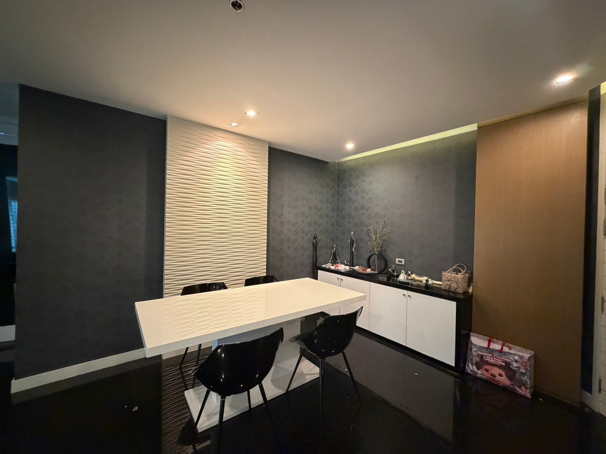 For RentCondoPattanakan, Srinakarin : Luxury condo for rent, Supalai Park Srinakarin, newly renovated, ready to move in. Next to the MRT Yellow Line