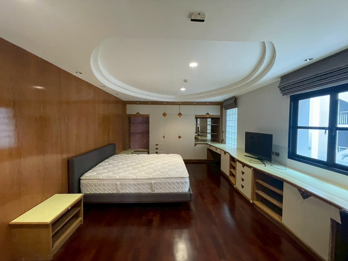 ให้เช่าคอนโดวิทยุ ชิดลม หลังสวน : For rent family Condo in Ploenchit area!🔥 3+1 bedroom with spacious 240 sq.m fully furnished near BTS Chidlom and Velaa 