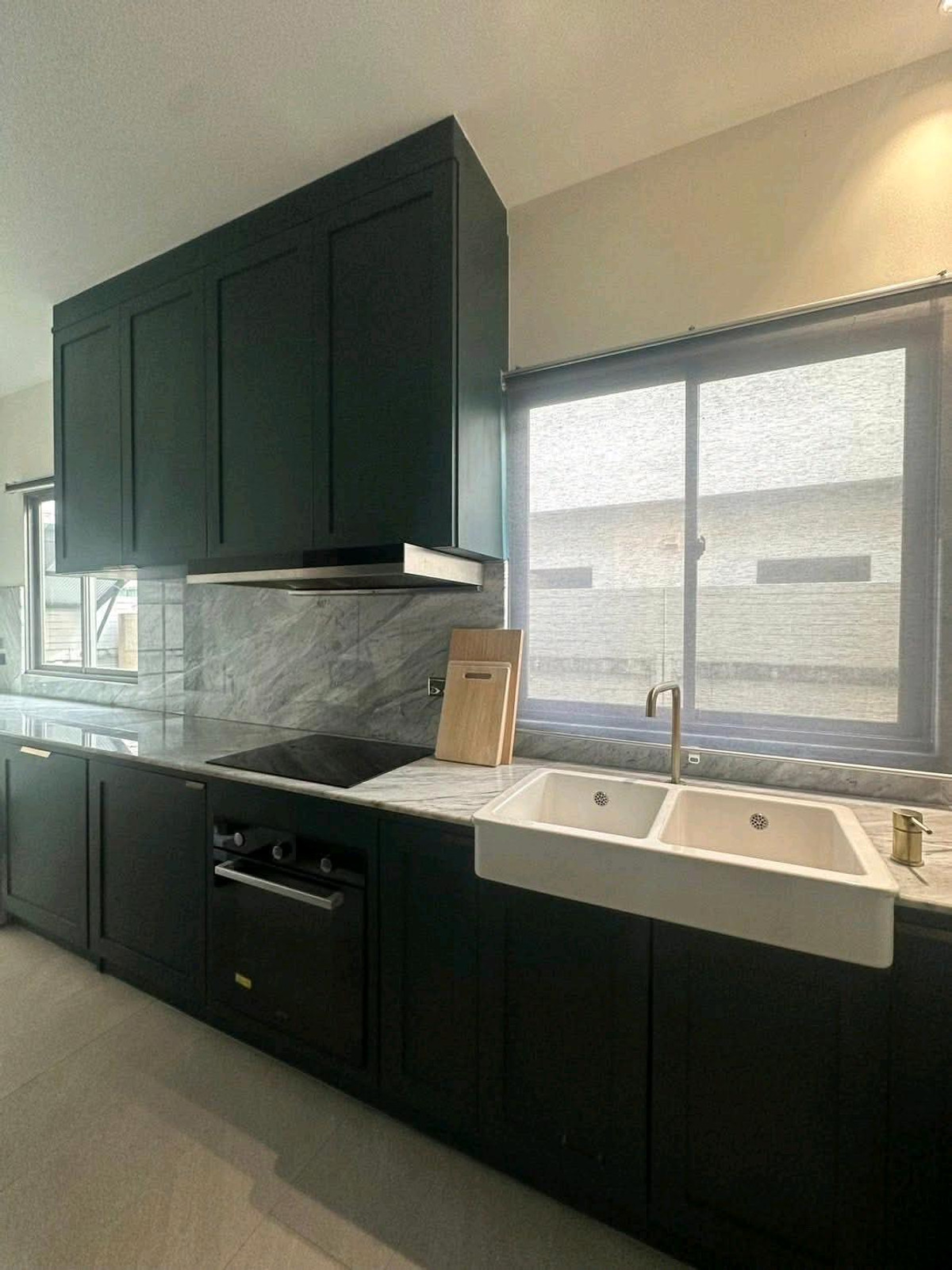 For RentHousePattanakan, Srinakarin : ✨ Krungthep Kreetha Zone A brand new house. Never been rented. Decorated in a modern, luxurious style. Comfortable to live in. Ready to move in immediately.