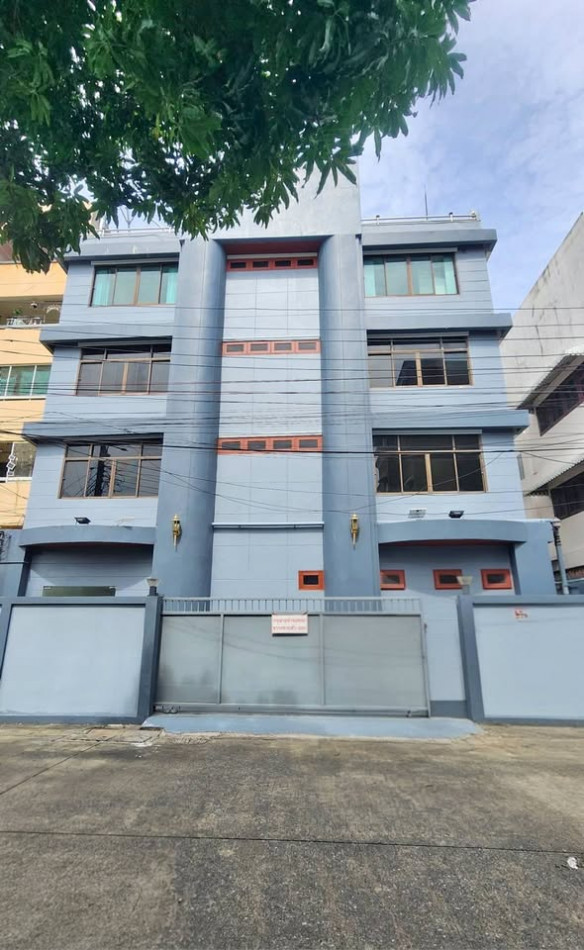 For RentOfficeKhlongtoei, Kluaynamthai : 4-story office building with elevator, Soi Sukhumvit 50, near BTS On Nut, Line ID ✅ @ibx7531n