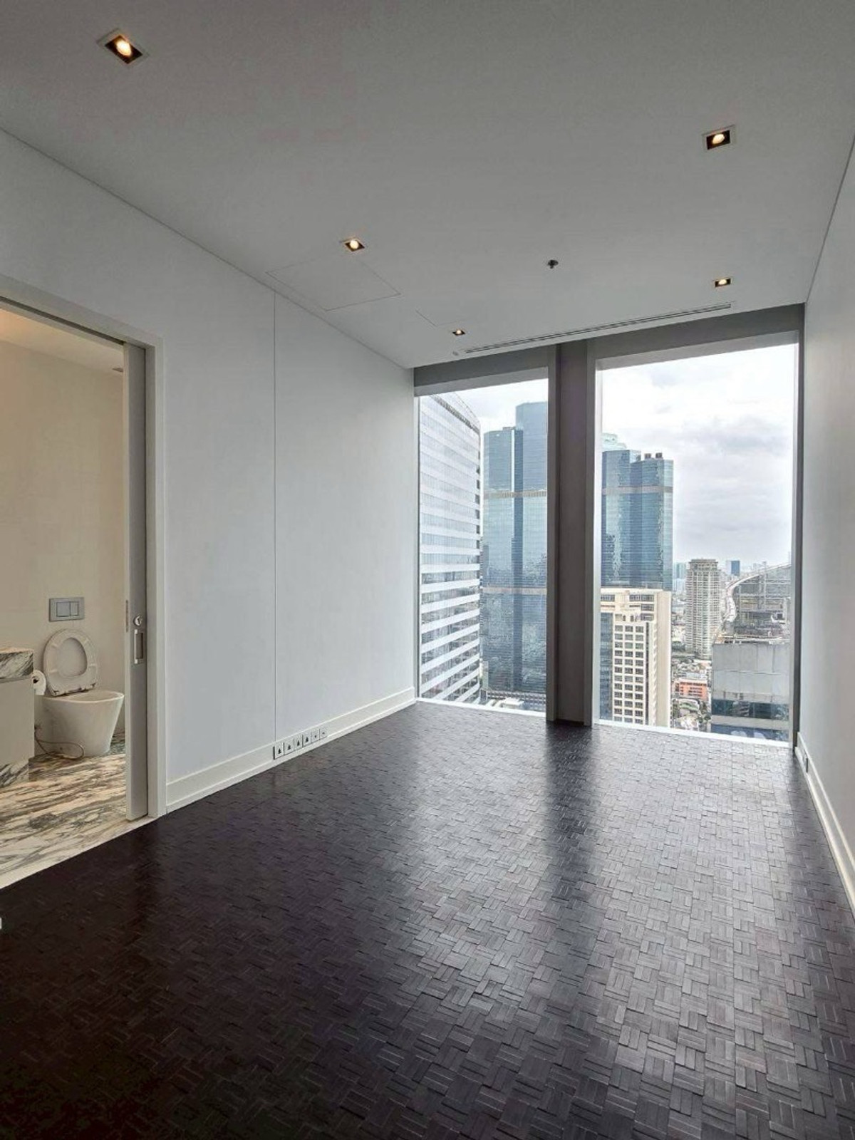 For RentCondoAri,Anusaowaree : Ritz Carlton Residences Bangkok

4 bedroom 5 bathroom 2 Kitchen 1 maid room
Area: 300 sqm
Floor: 30+
View: Downtown Cith View
Unfurnished
*Pet friendly

Rental price: 350,000 baht/month, yearly lease