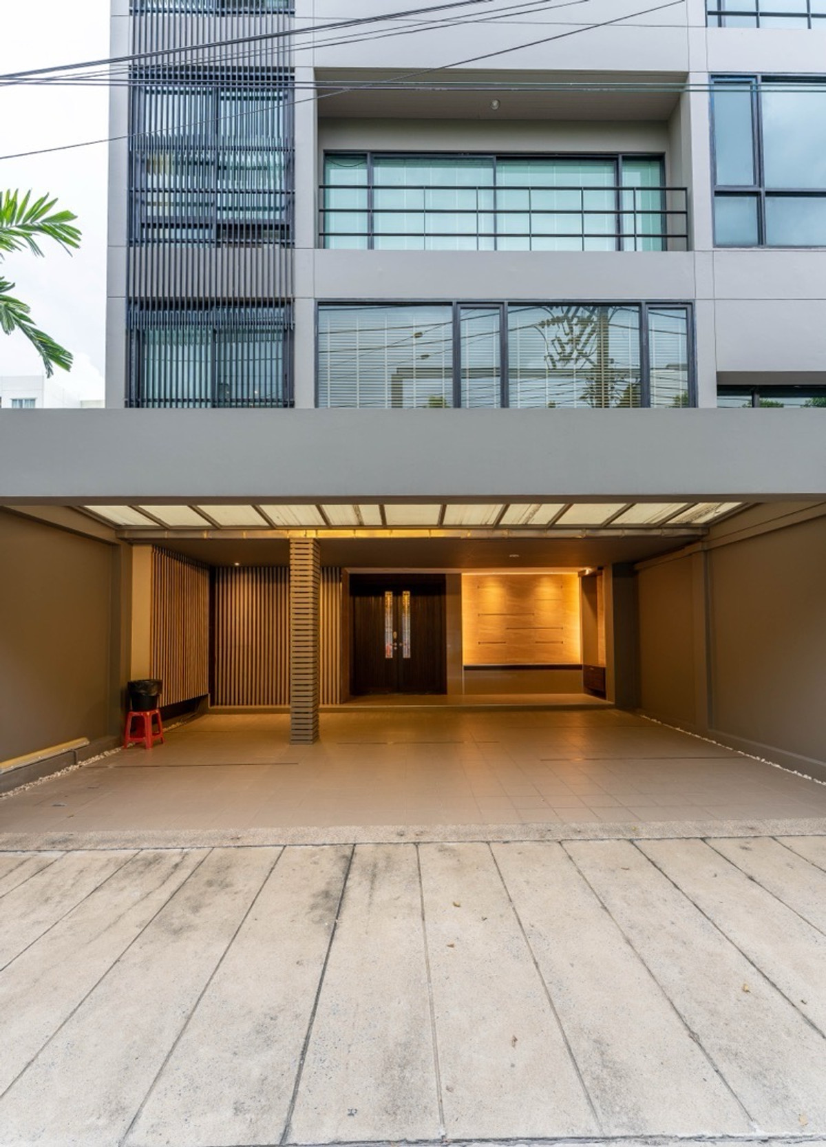 For SaleTownhomePattanakan, Srinakarin : The largest house in the project 📍Noble Cube Pattanakarn, size 680 sq m, corner house with private swimming pool, only 30 million.