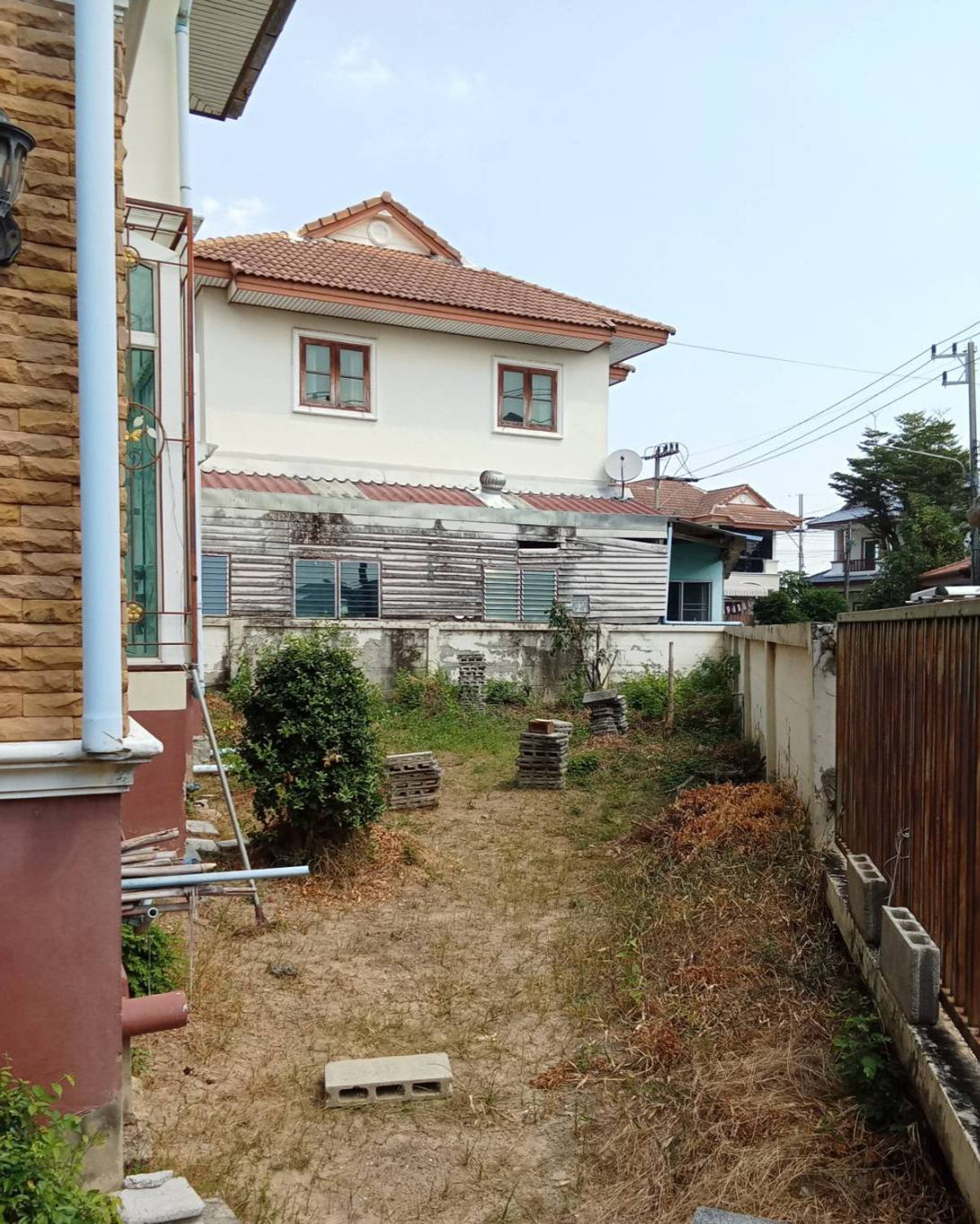 ขายบ้านพุทธมณฑล ศาลายา : ขายบ้านเดี่ยว ม.นาราวดี พุทธมณฑลสาย 4 แปลงมุม หลังใหญ่ ที่ดิน 72.3 ตรว.