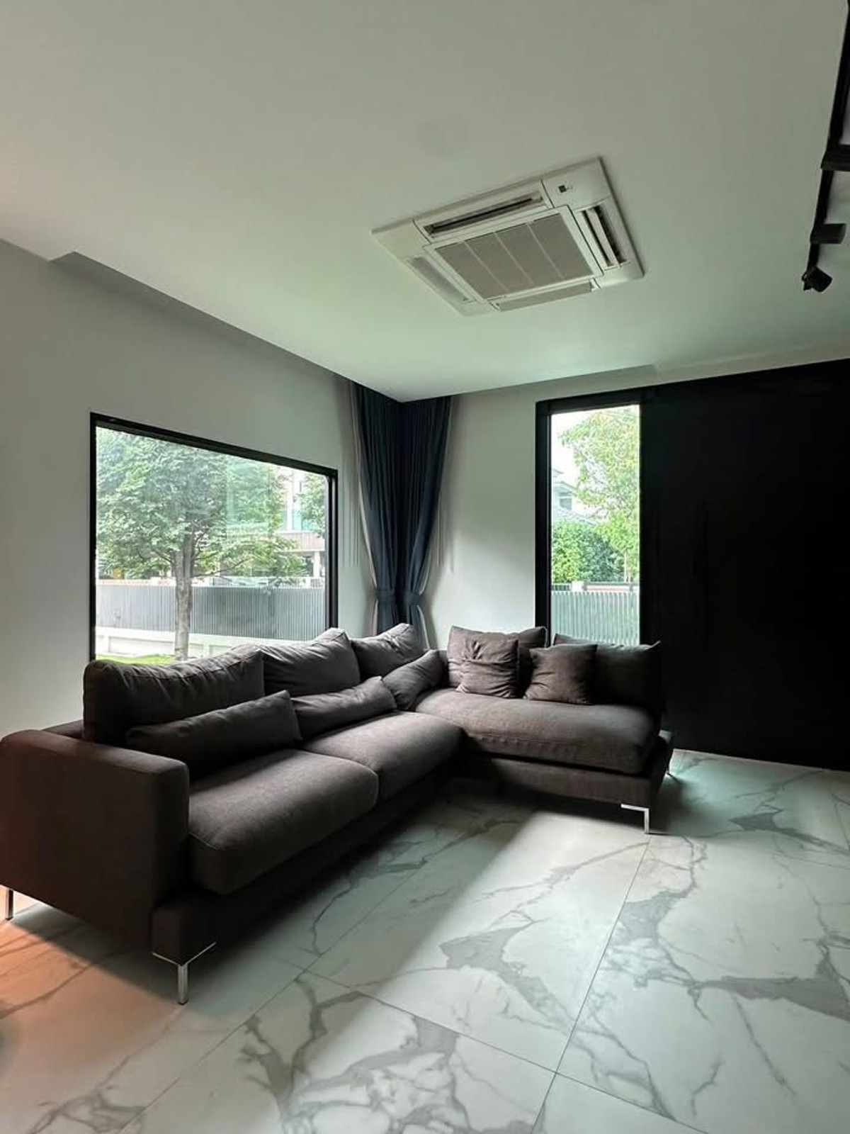 For RentHouseLadkrabang, Suwannaphum Airport : Perfect Place Village, Krungthep Kreetha New Road  Brand new house decorated in Modern style.