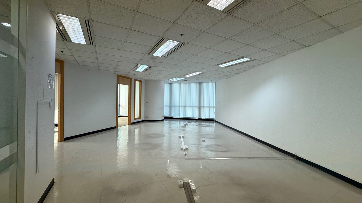 For RentOfficeSilom, Saladaeng, Bangrak : Office for Rent | Modern Office Building in a prime Silom location