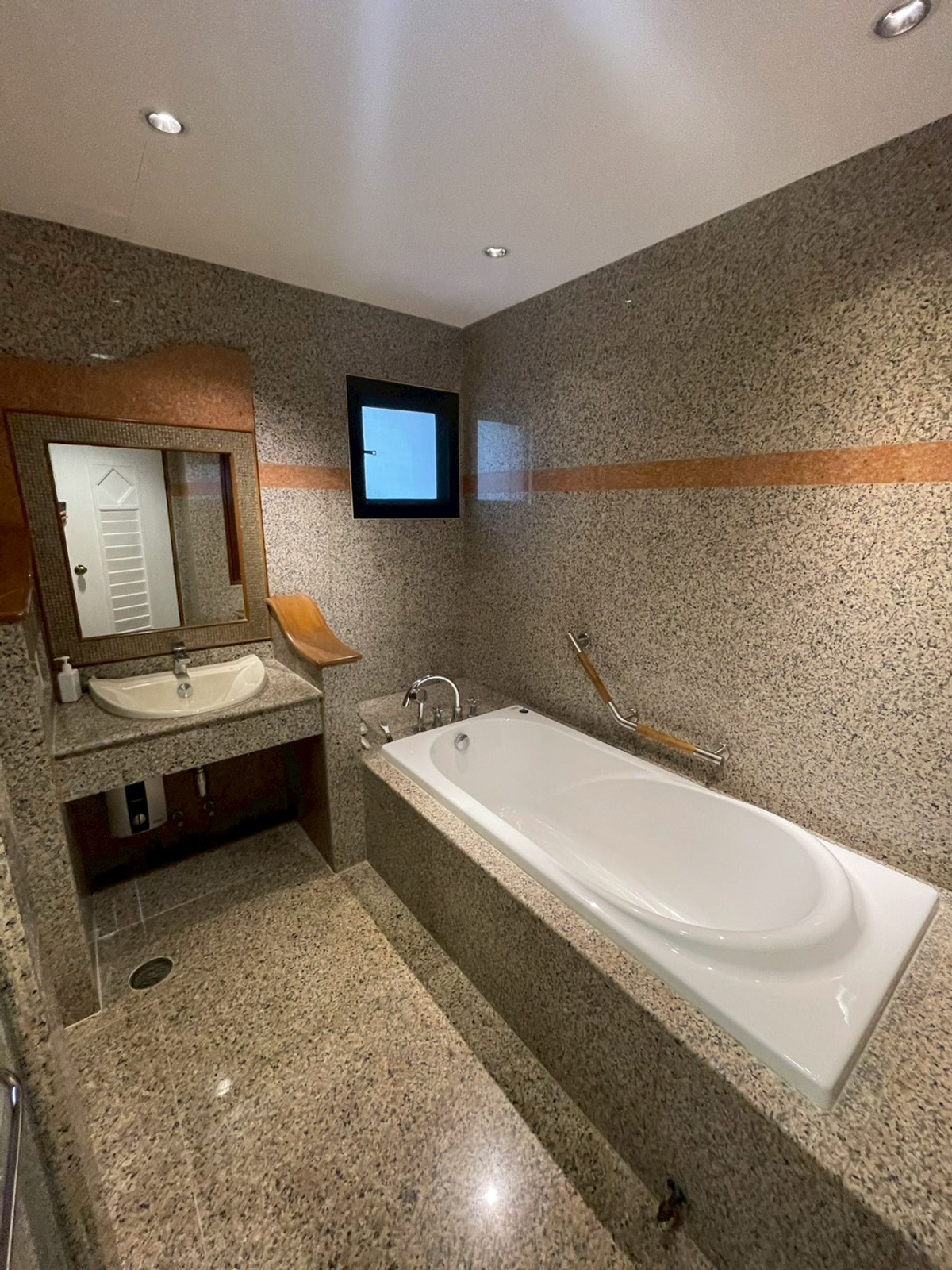 ให้เช่าคอนโดวิทยุ ชิดลม หลังสวน : For rent family Condo in Ploenchit area!🔥 3+1 bedroom with spacious 240 sq.m fully furnished near BTS Chidlom and Velaa 