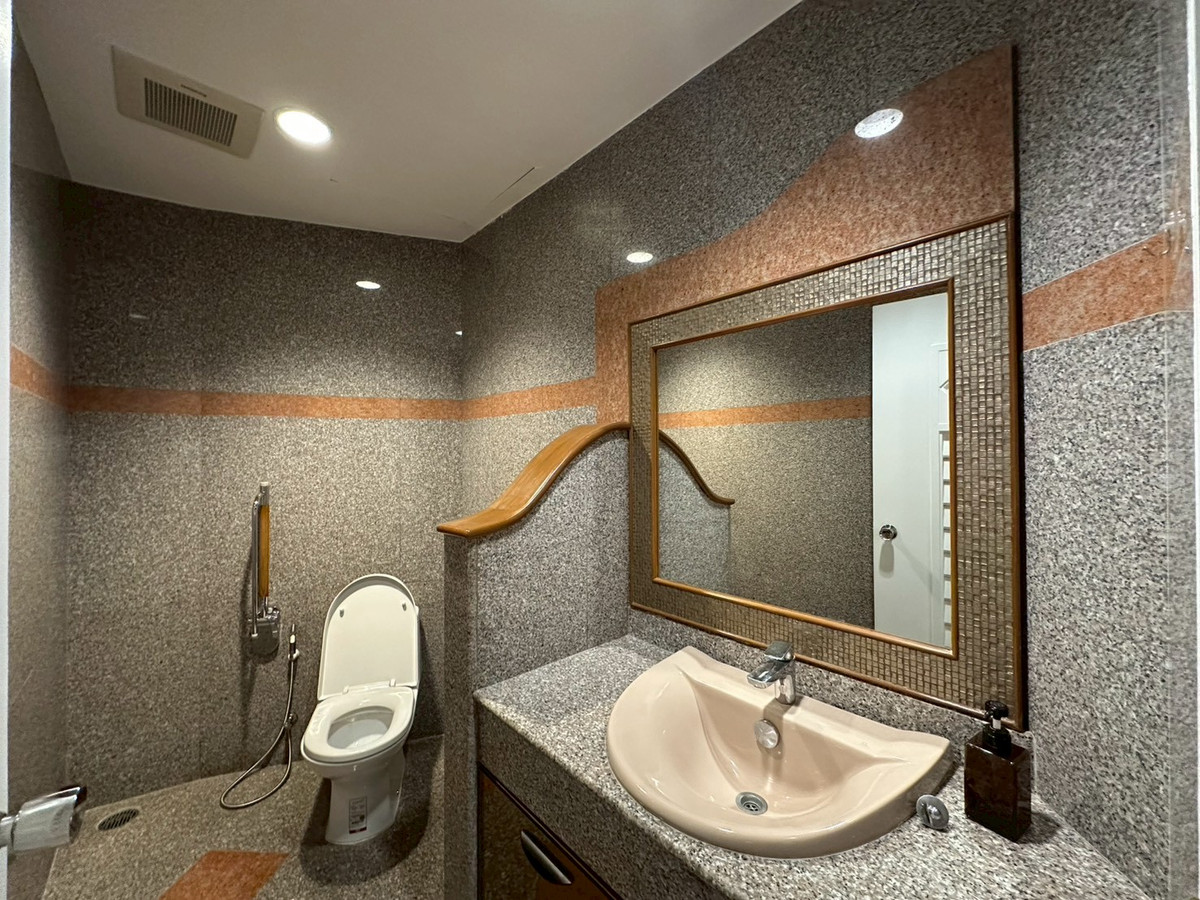 ให้เช่าคอนโดวิทยุ ชิดลม หลังสวน : For rent family Condo in Ploenchit area!🔥 3+1 bedroom with spacious 240 sq.m fully furnished near BTS Chidlom and Velaa 