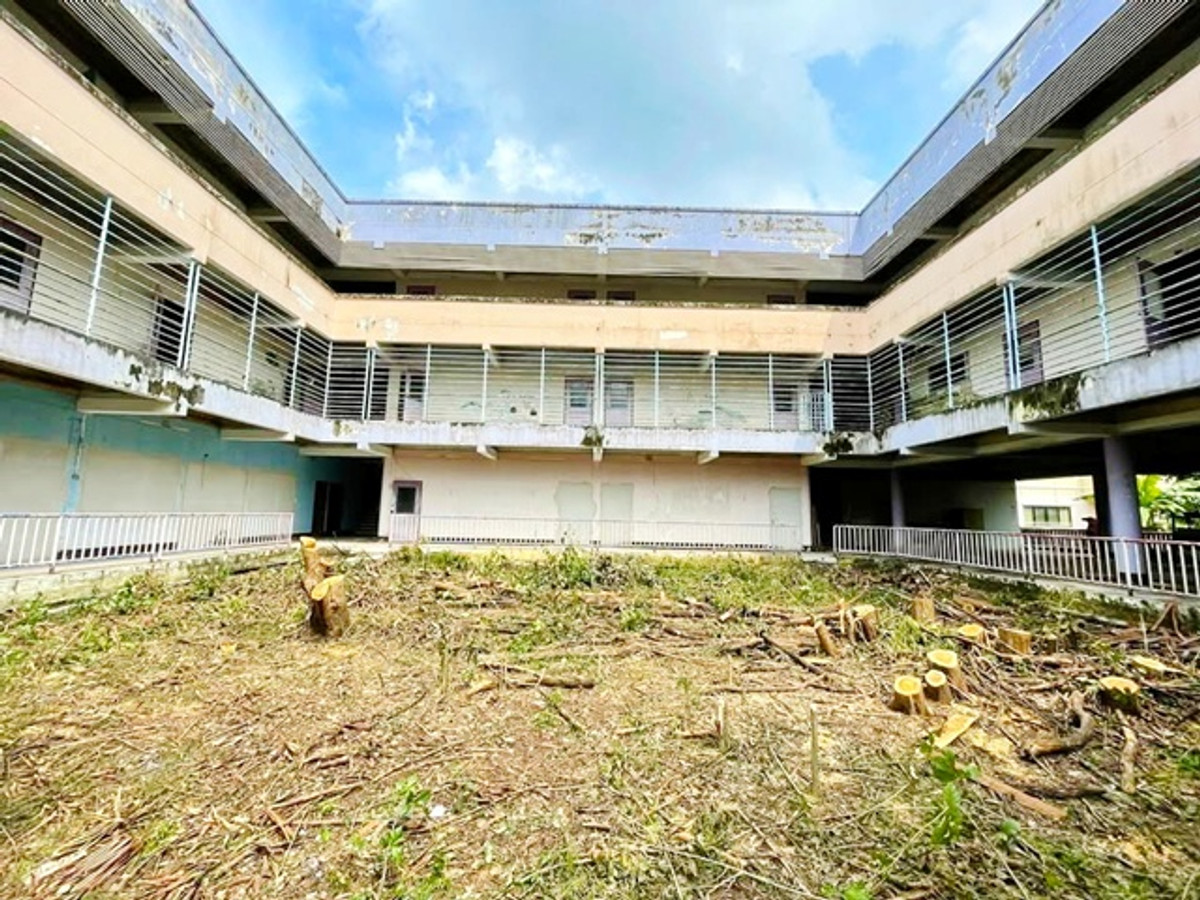 For RentShop HouseBang kae, Phetkasem : 3story building for rent 20bed 6bath on BangWaek 138-148 MRT BangKhae 3.5km. It used to be a kinderg