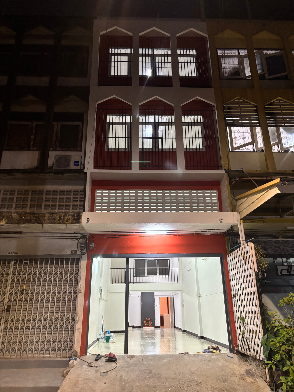 For RentShop HouseSeri Thai, Ramkhamhaeng Nida : Commercial building for rent, Seri Thai zone, near Siam Park, just 4 minutes.