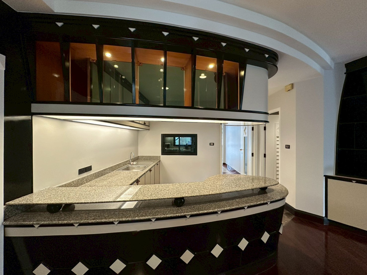 ให้เช่าคอนโดวิทยุ ชิดลม หลังสวน : For rent family Condo in Ploenchit area!🔥 3+1 bedroom with spacious 240 sq.m fully furnished near BTS Chidlom and Velaa 