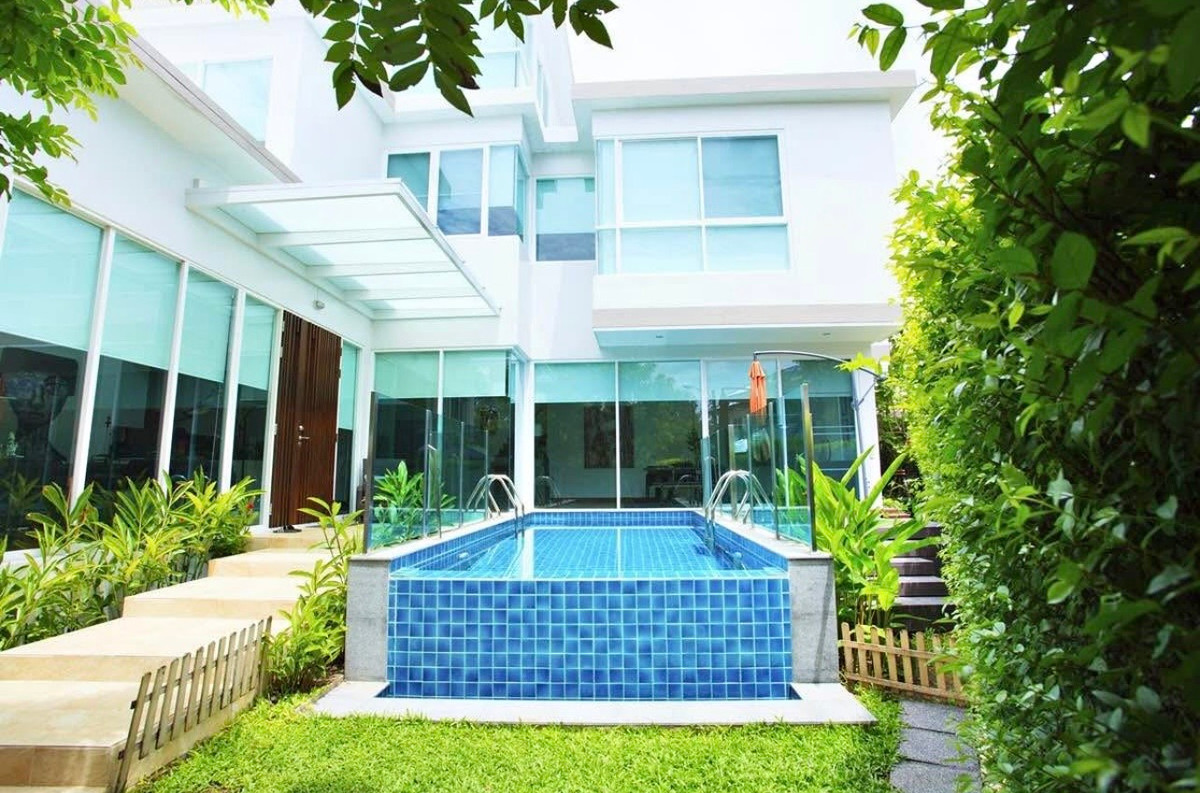 For RentHouseLadprao, Central Ladprao : Single house with swimming pool, 4 bedrooms, Ratchada Chokchai 4, along the expressway, near BTS.