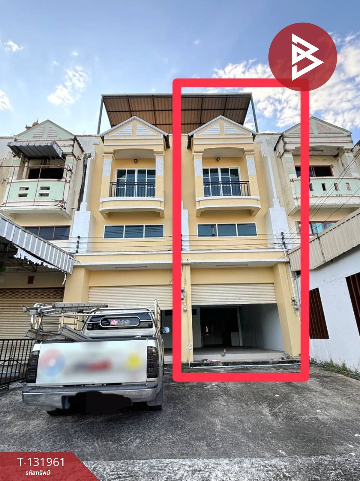 For SaleShop HouseChanthaburi : Commercial building for sale, 2 and a half floors, area 20 square meters, Khao Khitchakut District, Chanthaburi, next to the main road at Krathing Intersection.