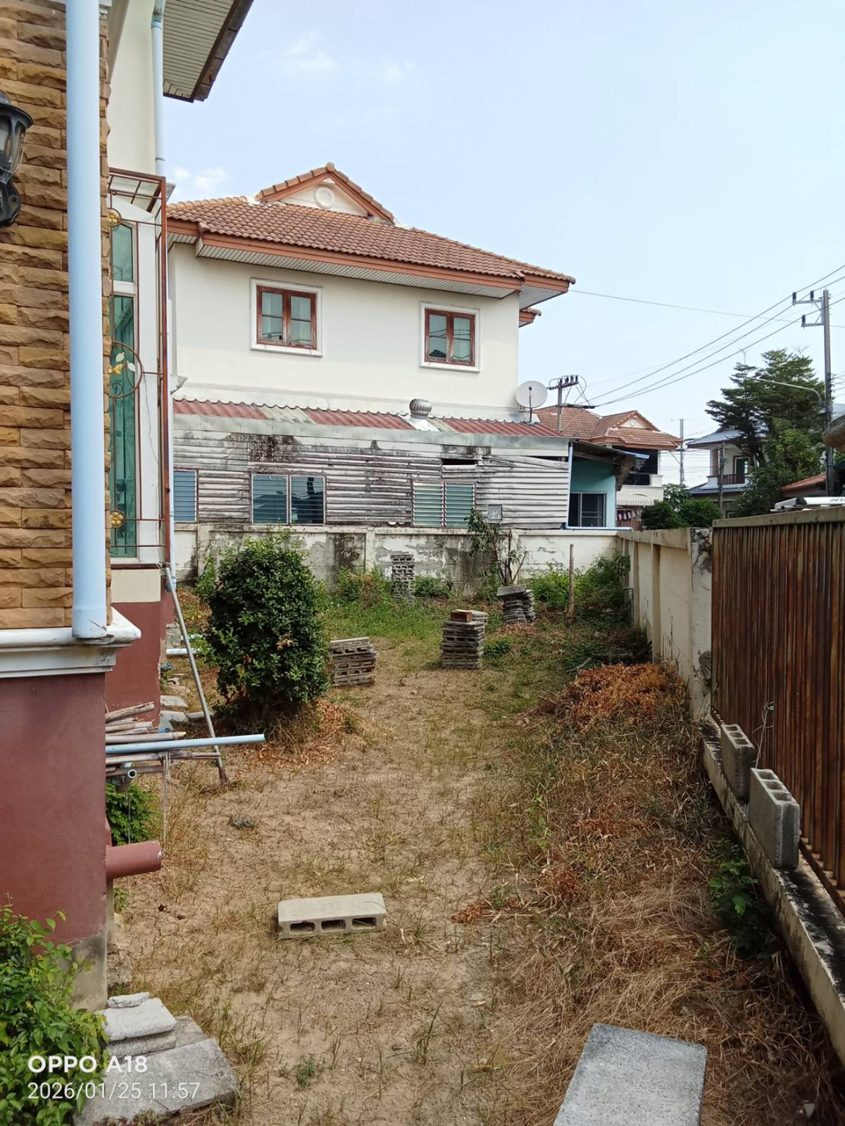 ขายบ้านพุทธมณฑล ศาลายา : ขายบ้านเดี่ยว ม.นาราวดี พุทธมณฑลสาย 4 แปลงมุม หลังใหญ่ ที่ดิน 72.3 ตรว.