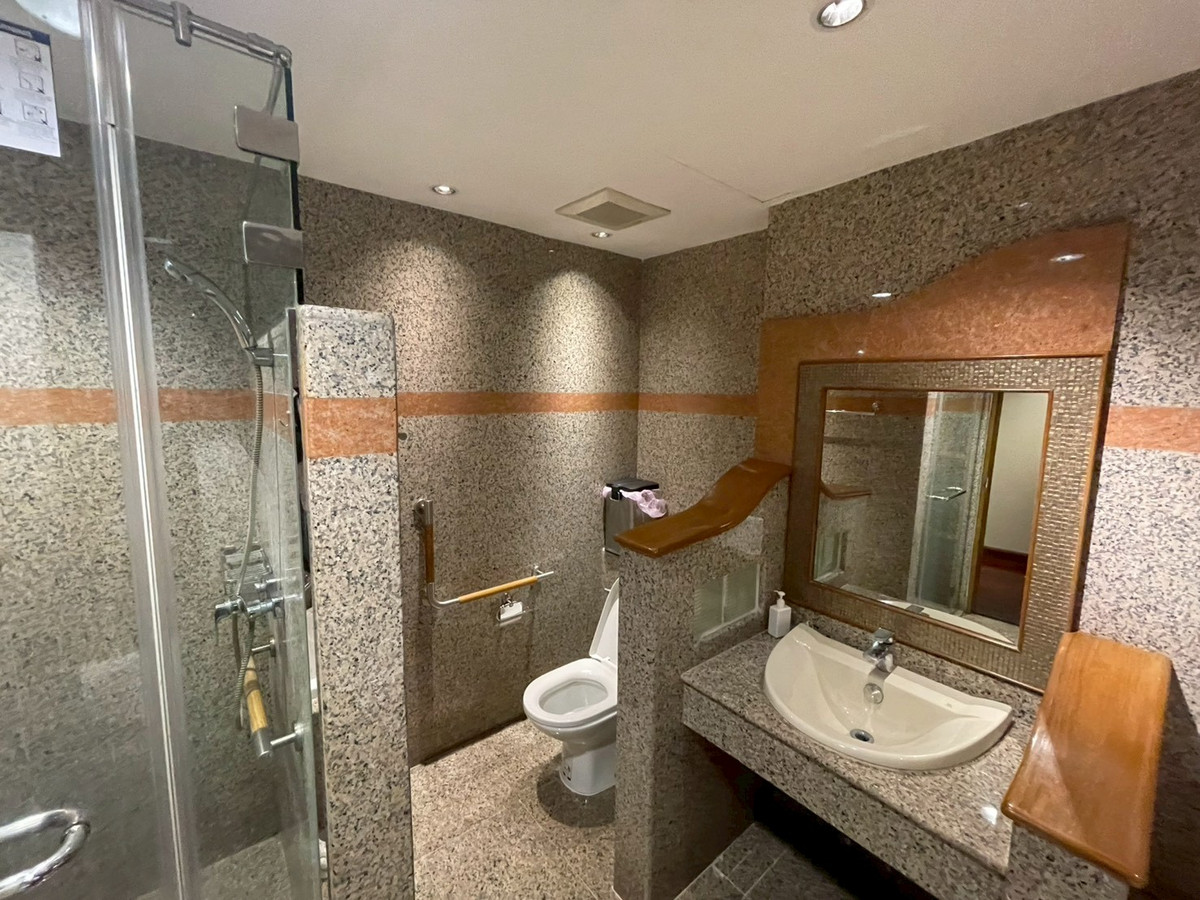 ให้เช่าคอนโดวิทยุ ชิดลม หลังสวน : For rent family Condo in Ploenchit area!🔥 3+1 bedroom with spacious 240 sq.m fully furnished near BTS Chidlom and Velaa 