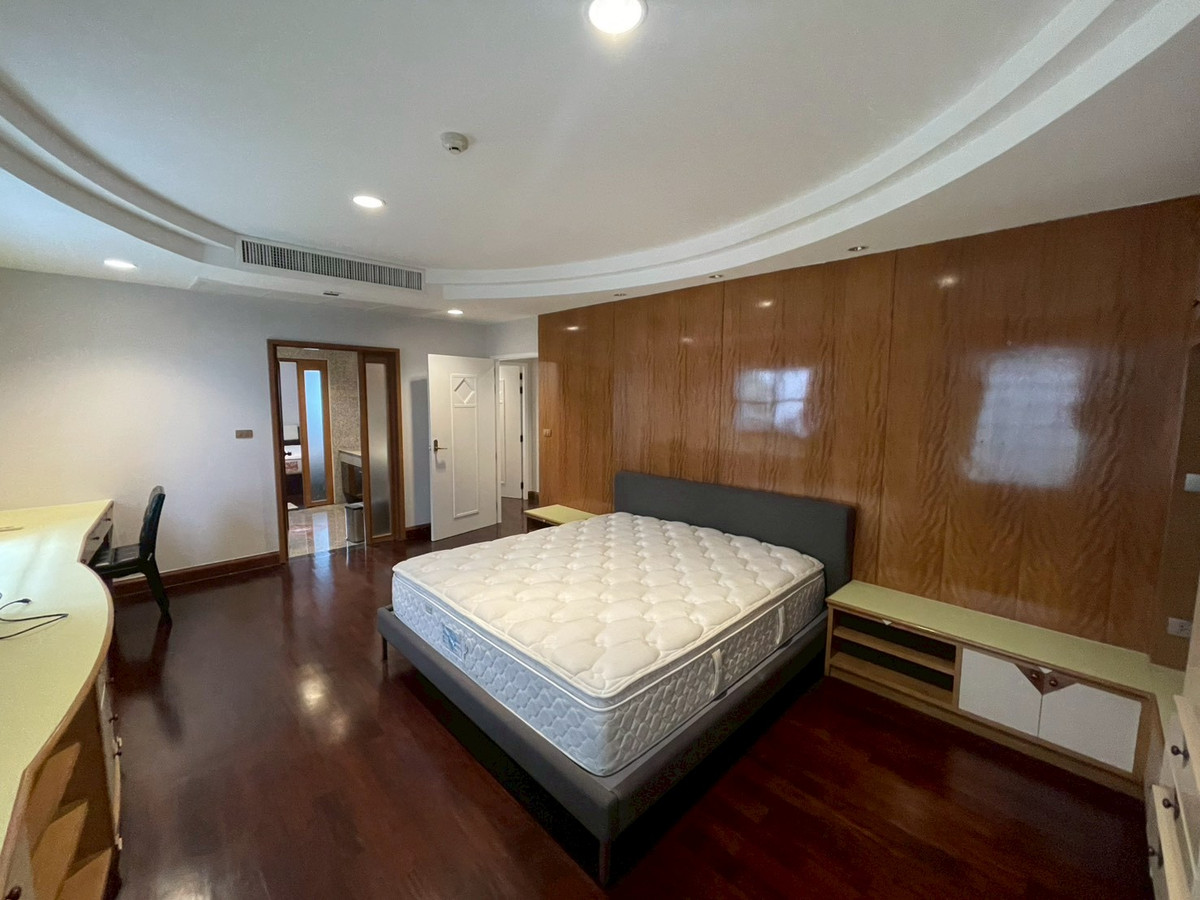ให้เช่าคอนโดวิทยุ ชิดลม หลังสวน : For rent family Condo in Ploenchit area!🔥 3+1 bedroom with spacious 240 sq.m fully furnished near BTS Chidlom and Velaa 