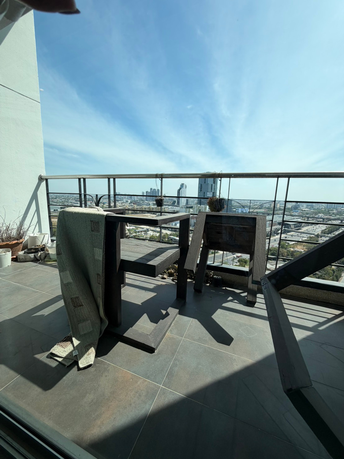 For RentCondoPattanakan, Srinakarin : Luxury condo for rent, Supalai Park Srinakarin, newly renovated, ready to move in. Next to the MRT Yellow Line