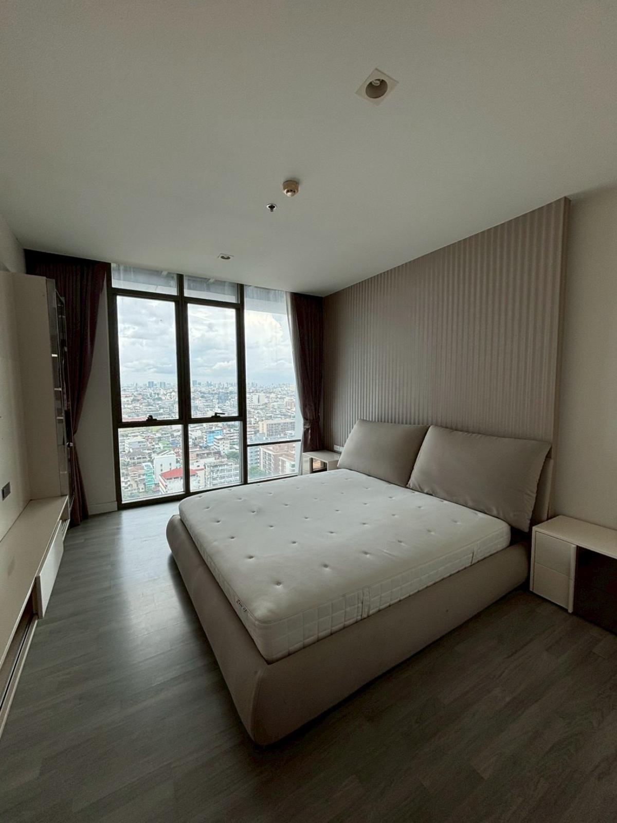 For SaleCondoWongwianyai, Charoennakor : Register today! Luxury condo The Room BTS Wongwianyai 2 bedrooms with complete amenities at a price of 11.95 million!