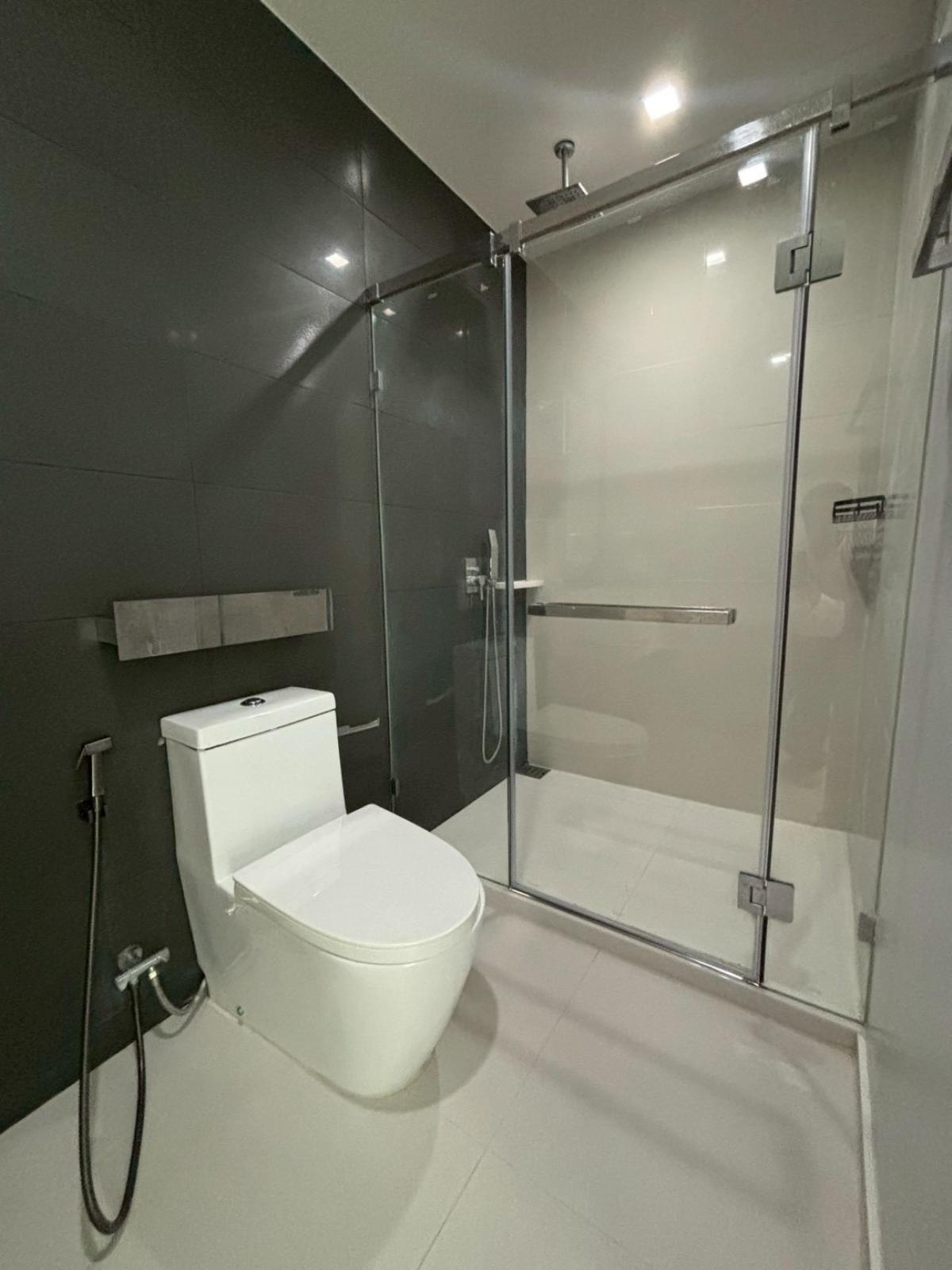 For SaleCondoWongwianyai, Charoennakor : Register today! Luxury condo The Room BTS Wongwianyai 2 bedrooms with complete amenities at a price of 11.95 million!