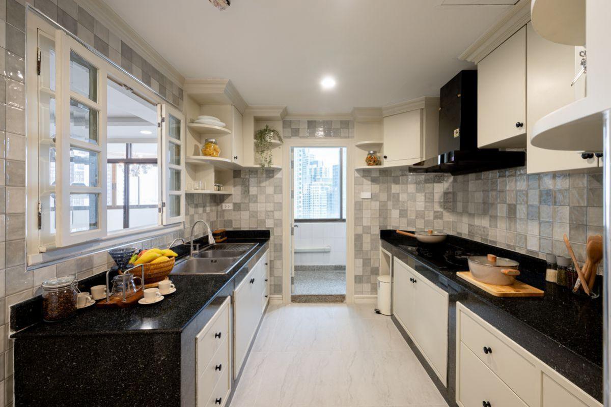 For SaleCondoSukhumvit, Asoke, Thonglor : Awesome 3-bedroom condo in the heart of ThonglorLuxurious, beautiful view, spacious area of 212.5 sq.m. for only 25 million!