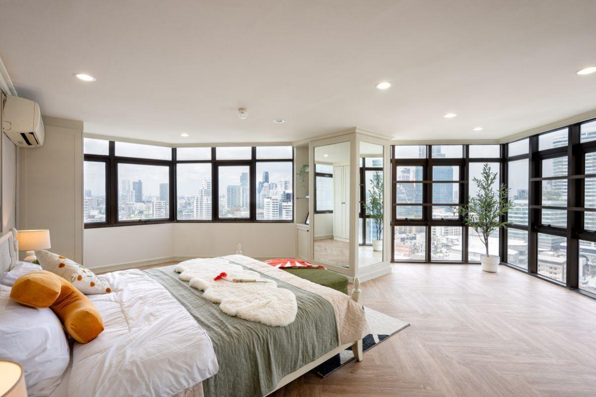 For SaleCondoSukhumvit, Asoke, Thonglor : Awesome 3-bedroom condo in the heart of ThonglorLuxurious, beautiful view, spacious area of 212.5 sq.m. for only 25 million!