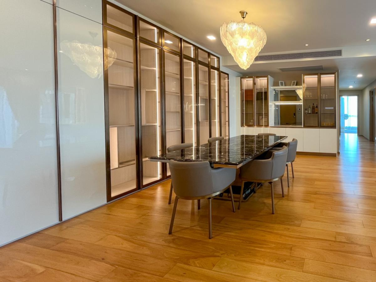 For SaleCondoNana, North Nana,Sukhumvit13, Soi Nana : Luxury 3-Bed Hyde Sukhumvit 13 Condo – BTS Nana Close to all conveniencesBeautiful view, large size 148.77 sq.m. Price 35.9 million THB. Ready to move in!