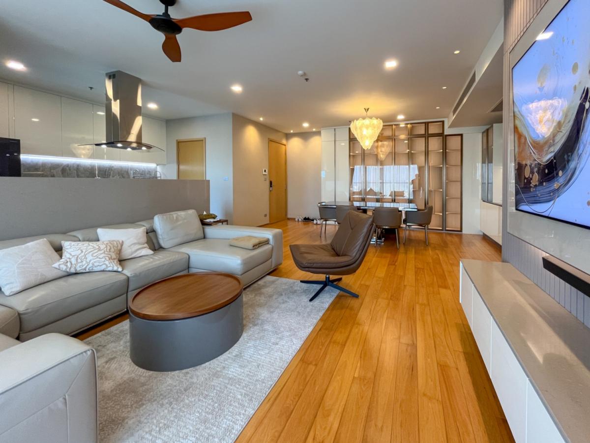 For SaleCondoNana, North Nana,Sukhumvit13, Soi Nana : Luxury 3-Bed Hyde Sukhumvit 13 Condo – BTS Nana Close to all conveniencesBeautiful view, large size 148.77 sq.m. Price 35.9 million THB. Ready to move in!