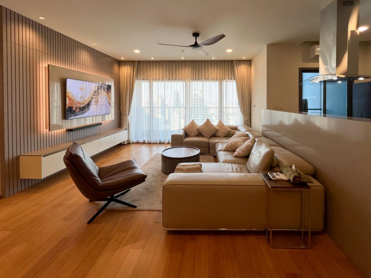 For SaleCondoNana, North Nana,Sukhumvit13, Soi Nana : Luxury 3-Bed Hyde Sukhumvit 13 Condo – BTS Nana Close to all conveniencesBeautiful view, large size 148.77 sq.m. Price 35.9 million THB. Ready to move in!
