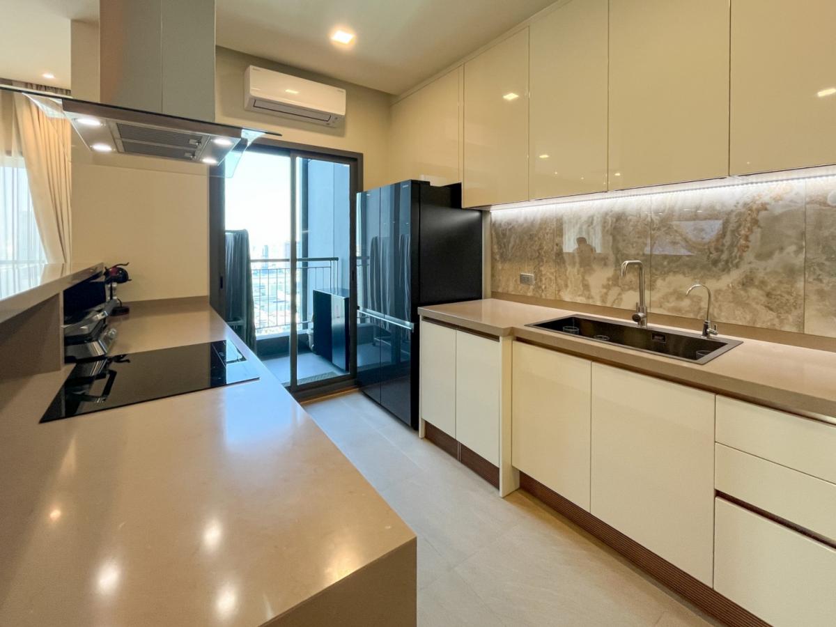 For SaleCondoNana, North Nana,Sukhumvit13, Soi Nana : Luxury 3-Bed Hyde Sukhumvit 13 Condo – BTS Nana Close to all conveniencesBeautiful view, large size 148.77 sq.m. Price 35.9 million THB. Ready to move in!