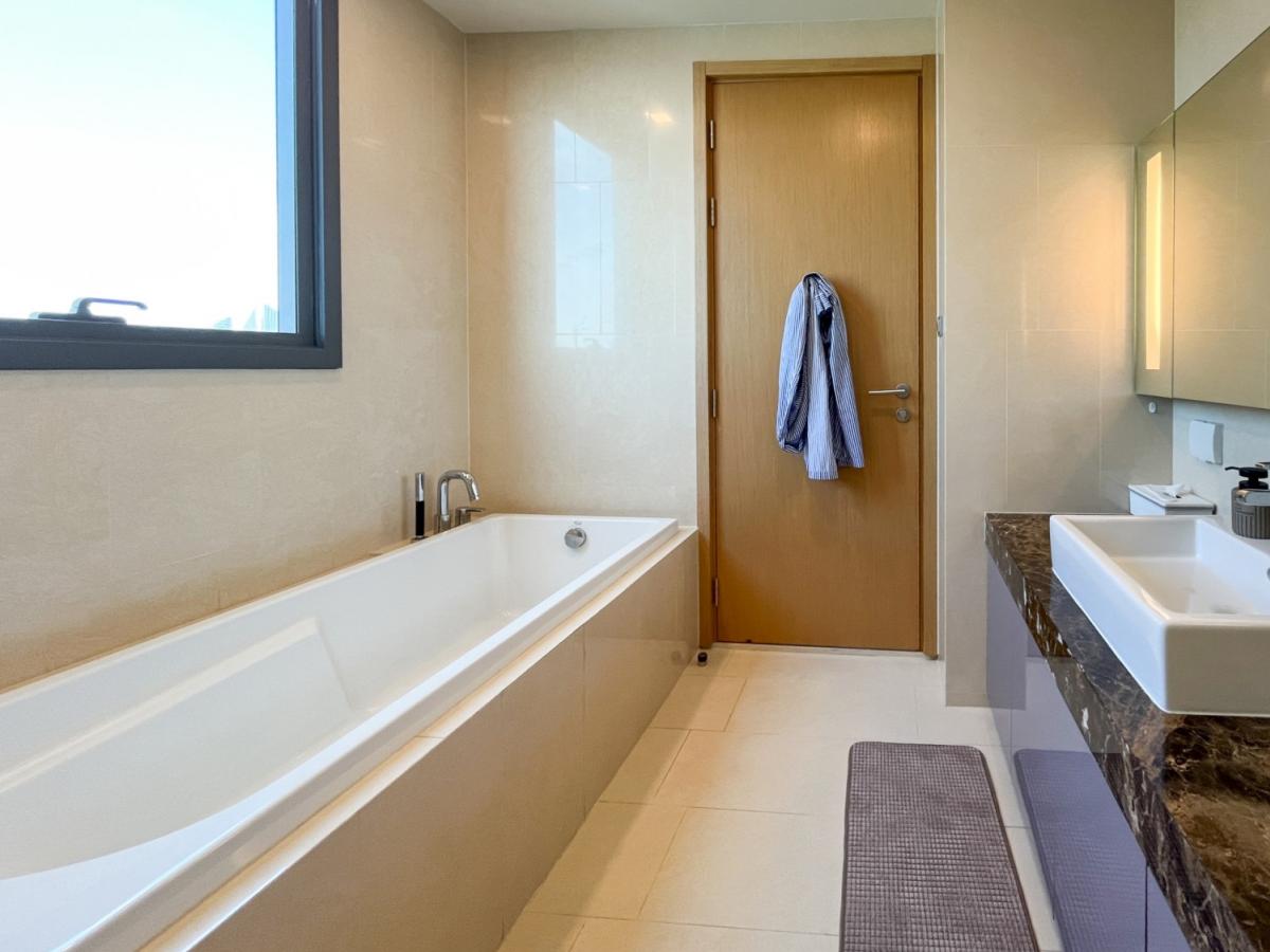 For SaleCondoNana, North Nana,Sukhumvit13, Soi Nana : Luxury 3-Bed Hyde Sukhumvit 13 Condo – BTS Nana Close to all conveniencesBeautiful view, large size 148.77 sq.m. Price 35.9 million THB. Ready to move in!